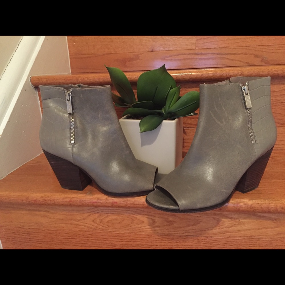 COLE HAAN open toe lather booties light gray color